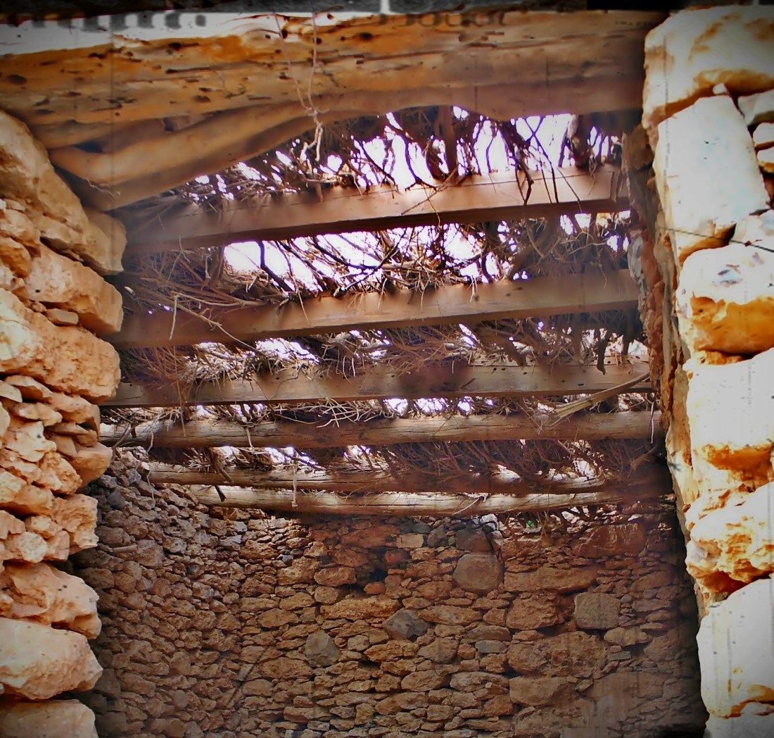 Dintel y vigas de madera de techumbre en uinas, Tuineje